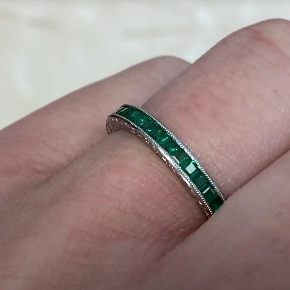 Donna Fascia a eternità con smeraldo verde naturale taglio Calibre (circa 1 carato), platino in vendita