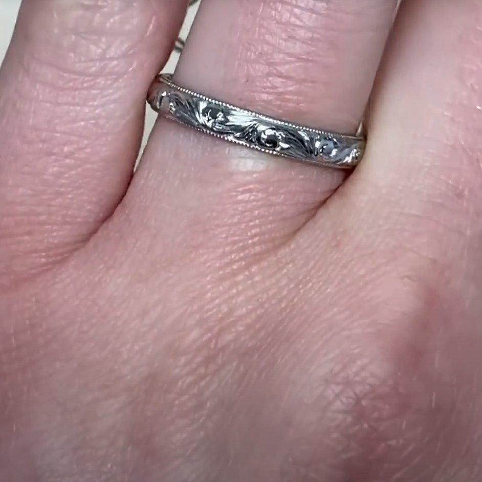 Anneau de mariage en platine à motif de volutes en vente 1