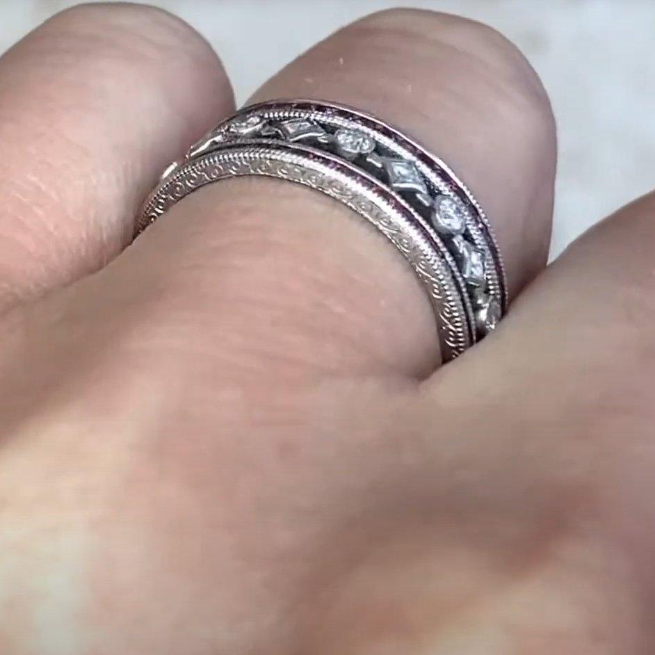 Bague en or blanc avec diamants (environ 0,10 carat) et rubis naturel (environ 0,40 carat) Excellent état - En vente à New York, NY