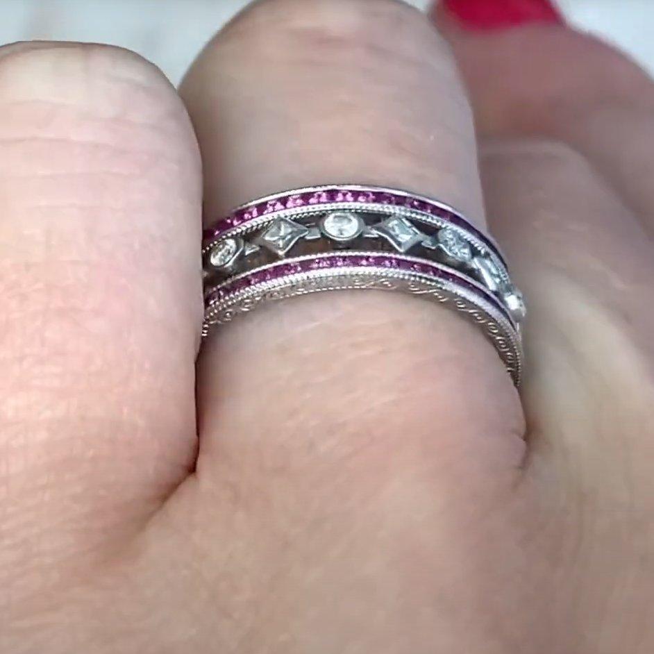 Taille ronde Bague en or blanc avec diamants (environ 0,10 carat) et rubis naturel (environ 0,40 carat) en vente