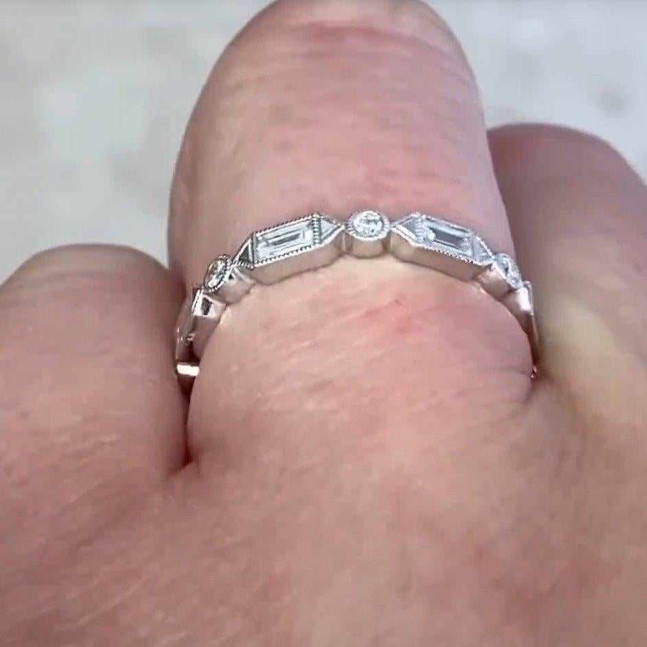 Taglio rotondo Fascia Eternity con diamanti rotondi e taglio baguette (circa 0,56 carati), platino in vendita