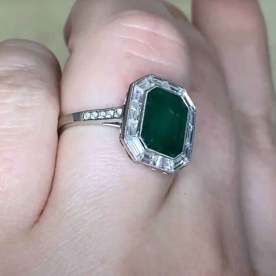 Taglio smeraldo Anello con smeraldo verde e diamante a raggiera (circa 2,60 carati), platino in vendita
