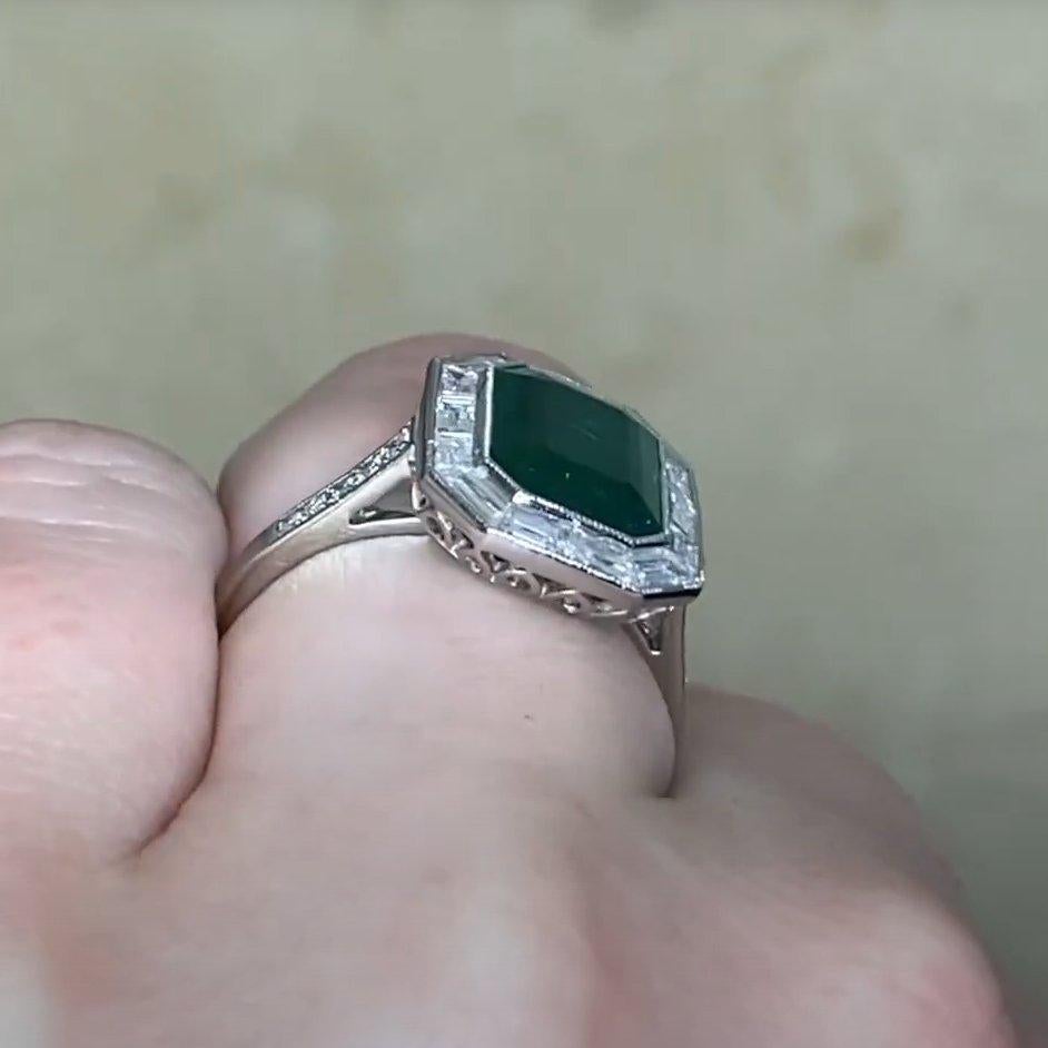 Anello con smeraldo verde e diamante a raggiera (circa 2,60 carati), platino In condizioni ottime in vendita a New York, NY
