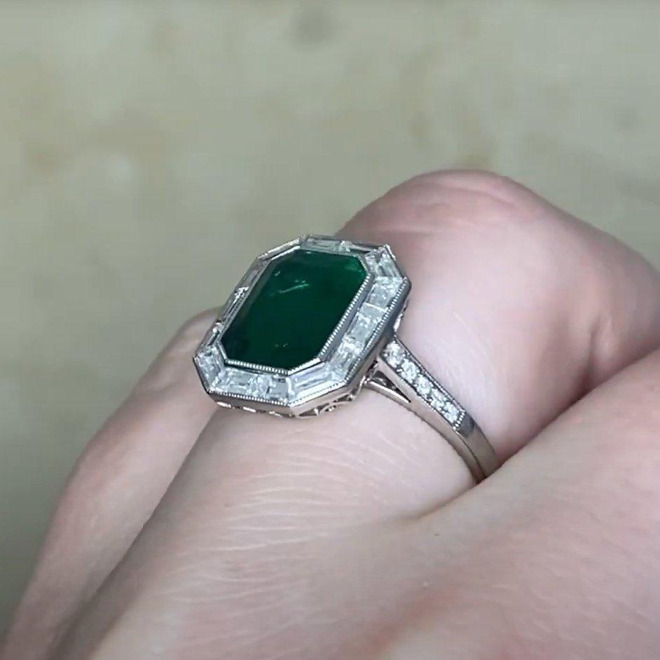 Donna Anello con smeraldo verde e diamante a raggiera (circa 2,60 carati), platino in vendita