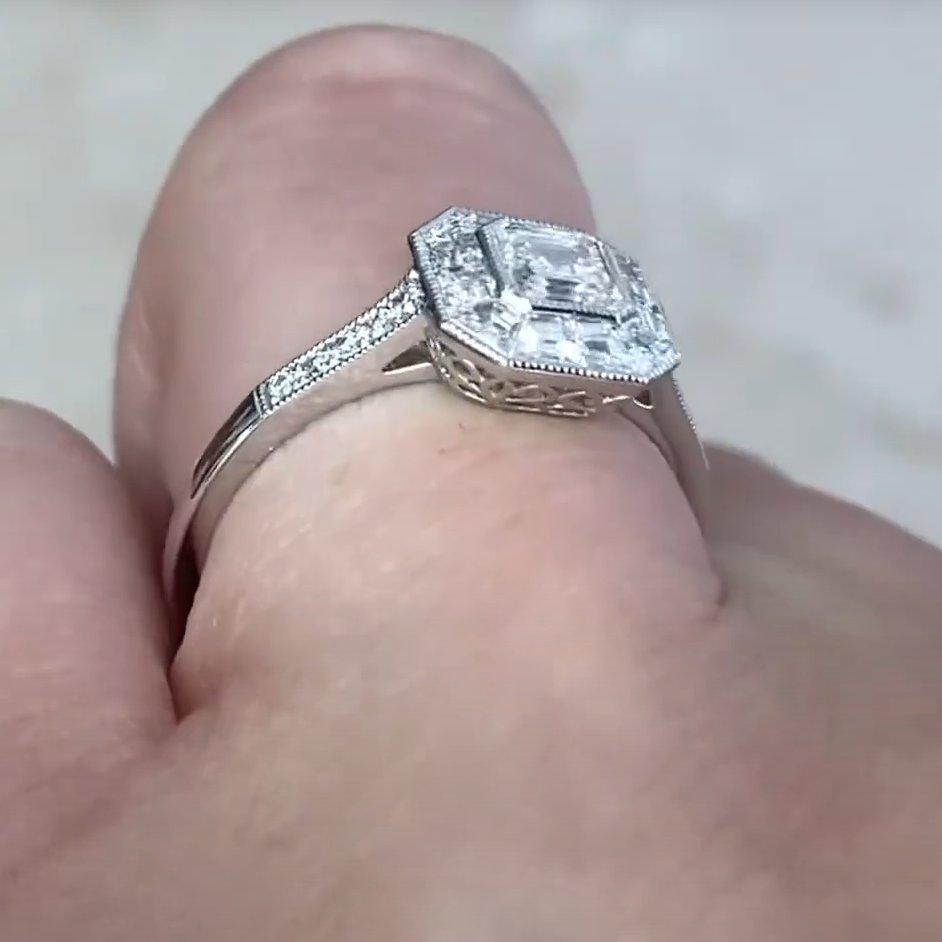 Taglio Asscher Anello di fidanzamento aureolato con diamante taglio Asscher (GIA circa 0,50 carati), platino in vendita