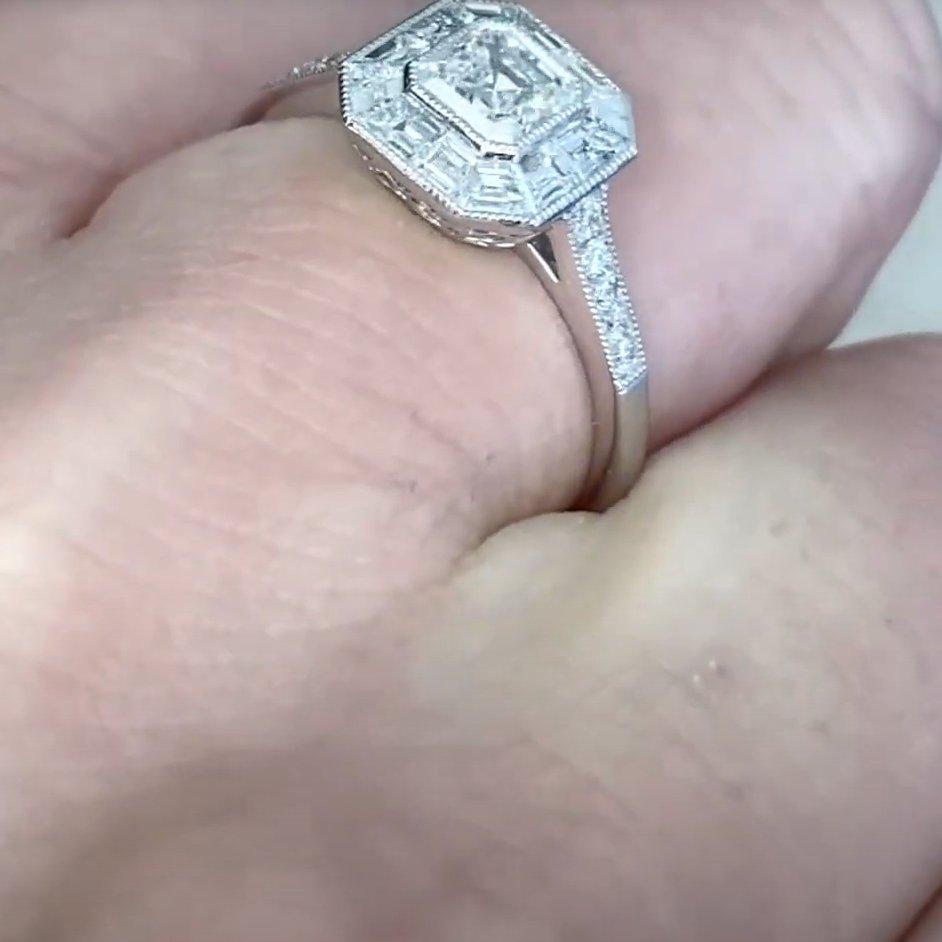 Donna Anello di fidanzamento aureolato con diamante taglio Asscher (GIA circa 0,50 carati), platino in vendita
