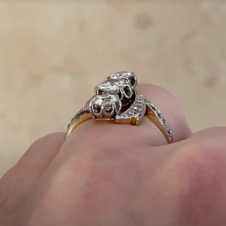 Anello antico (circa 0,5 carati) con tre pietre di diamante, platino e oro giallo 18 carati In condizioni ottime in vendita a New York, NY