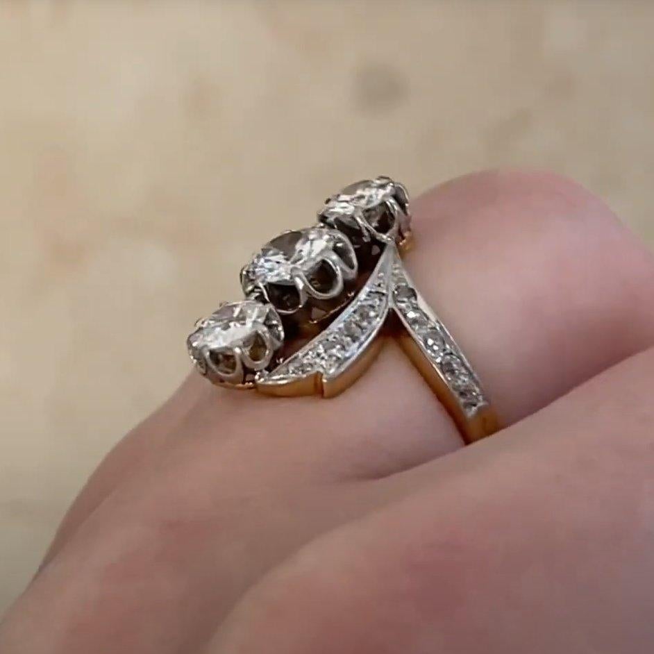 Donna Anello antico (circa 0,5 carati) con tre pietre di diamante, platino e oro giallo 18 carati in vendita