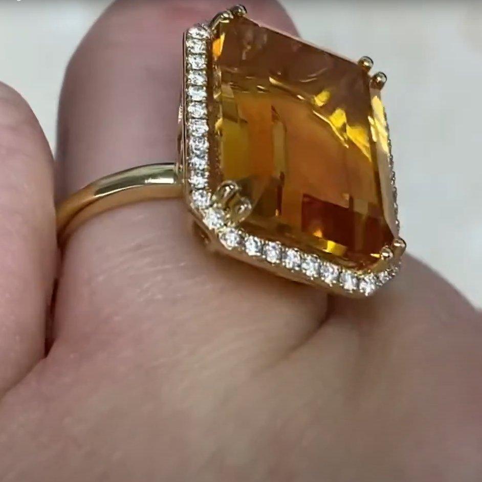 Taille émeraude Bague halo de citrine naturelle taille émeraude (environ 11,30 carats), or jaune 18 carats en vente