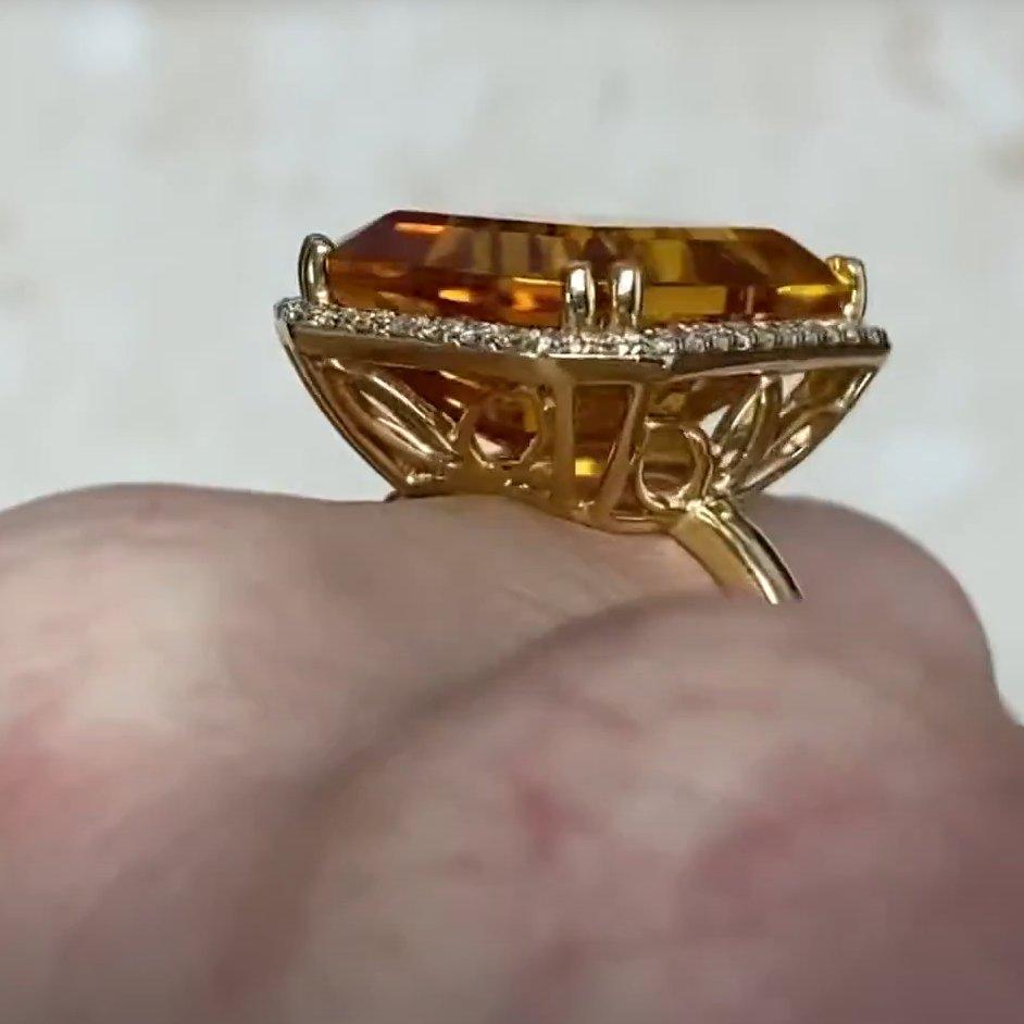Bague halo de citrine naturelle taille émeraude (environ 11,30 carats), or jaune 18 carats Excellent état - En vente à New York, NY