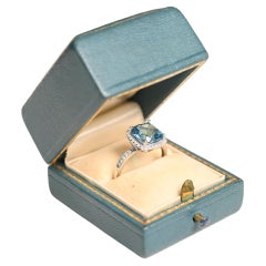 Bague halo de diamants et topaze bleue taille coussin (environ 2,60 carats), or blanc 18 carats