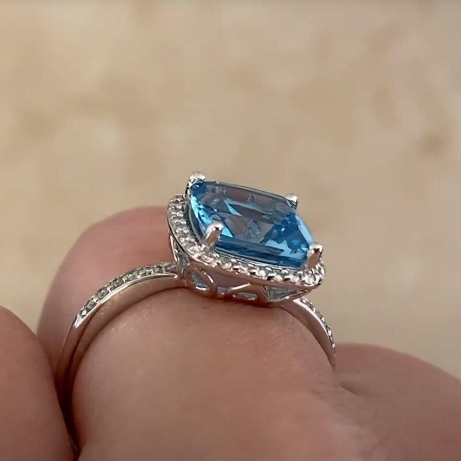 Taille coussin Bague halo de diamants et topaze bleue taille coussin (environ 2,60 carats), or blanc 18 carats en vente