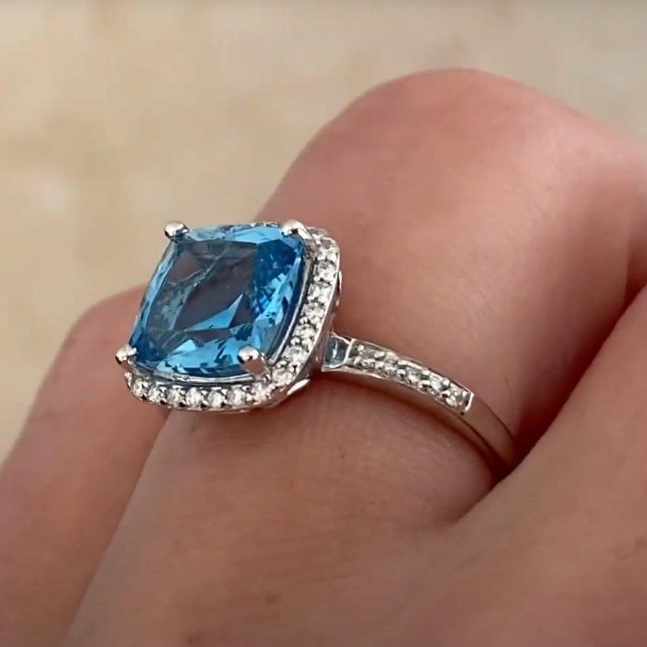 Bague halo de diamants et topaze bleue taille coussin (environ 2,60 carats), or blanc 18 carats Pour femmes en vente