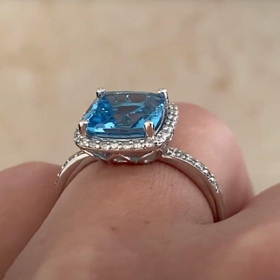 Bague halo de diamants et topaze bleue taille coussin (environ 2,60 carats), or blanc 18 carats Excellent état - En vente à New York, NY