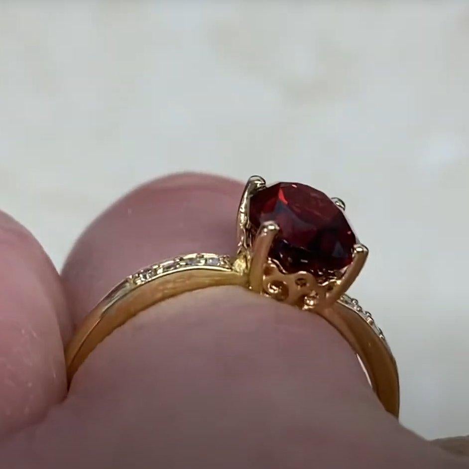 Taille ovale Bague de fiançailles en or jaune 14 carats avec grenat naturel de taille ovale (environ 1,60 carat) en vente