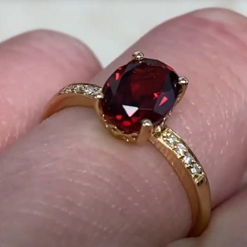 Bague de fiançailles en or jaune 14 carats avec grenat naturel de taille ovale (environ 1,60 carat) Excellent état - En vente à New York, NY