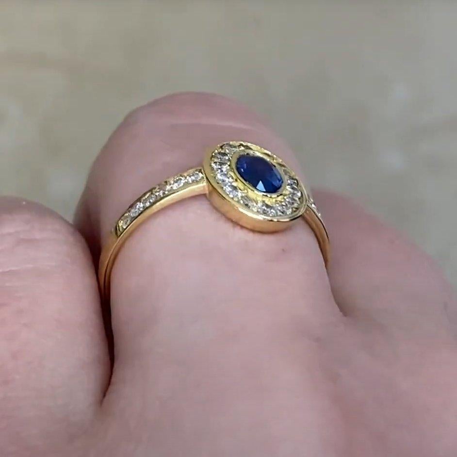 Taglio ovale Anello aureola di fidanzamento con zaffiro taglio ovale vintage (circa 0,4 carati), oro giallo in vendita