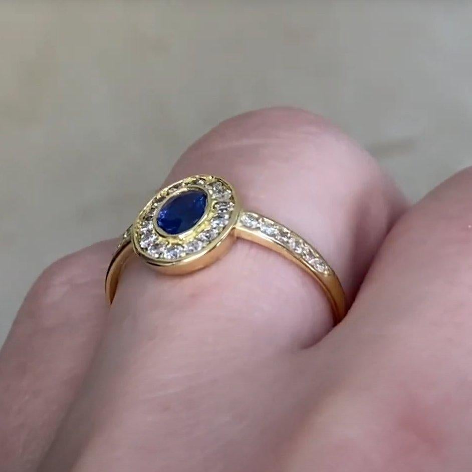 Anello aureola di fidanzamento con zaffiro taglio ovale vintage (circa 0,4 carati), oro giallo In condizioni ottime in vendita a New York, NY