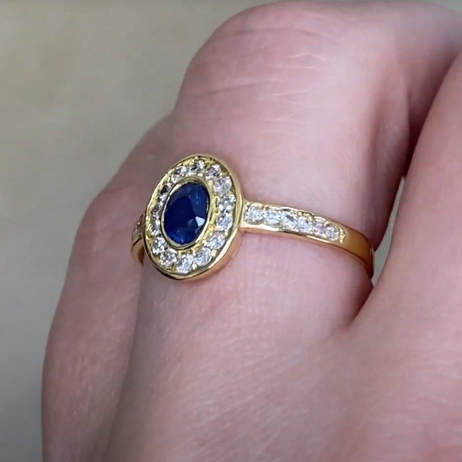 Donna Anello aureola di fidanzamento con zaffiro taglio ovale vintage (circa 0,4 carati), oro giallo in vendita