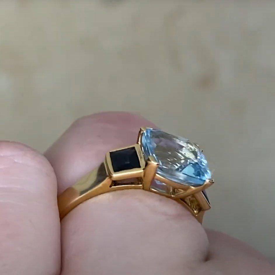Taglio cuscino Anello di fidanzamento con acquamarina taglio cuscino (circa 2,00 carati), oro giallo 18 carati in vendita