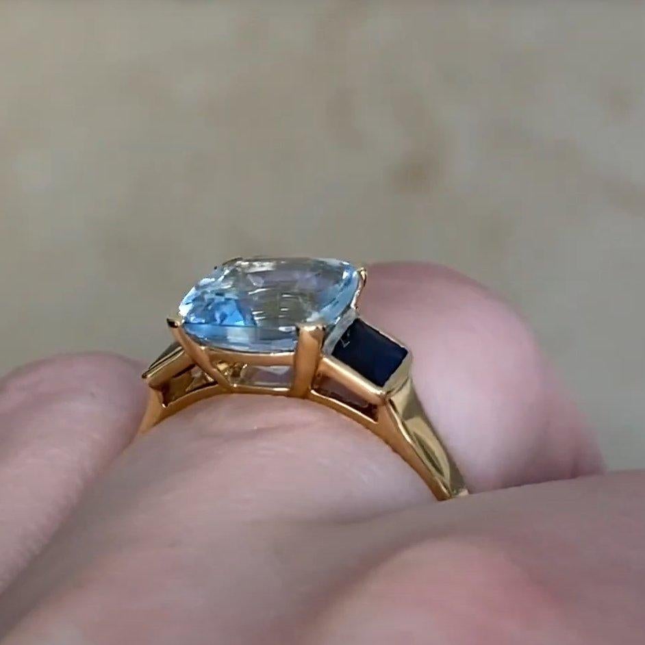 Anello di fidanzamento con acquamarina taglio cuscino (circa 2,00 carati), oro giallo 18 carati In condizioni ottime in vendita a New York, NY