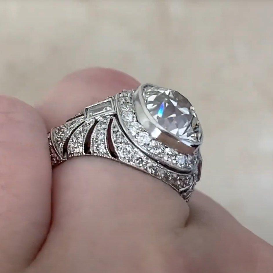 Taille coussin antique Bague de fiançailles ancienne sertie d'un halo de diamants taille coussin (environ 3.40 carats) en vente