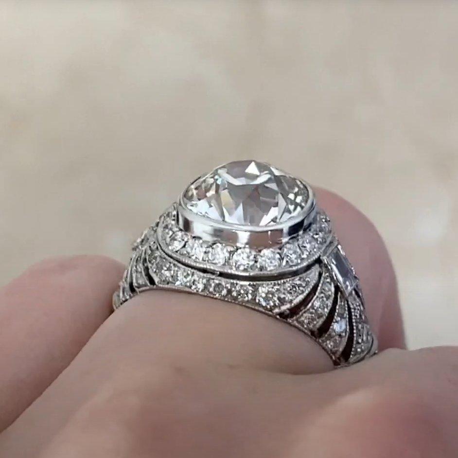 Bague de fiançailles ancienne sertie d'un halo de diamants taille coussin (environ 3.40 carats) Excellent état - En vente à New York, NY