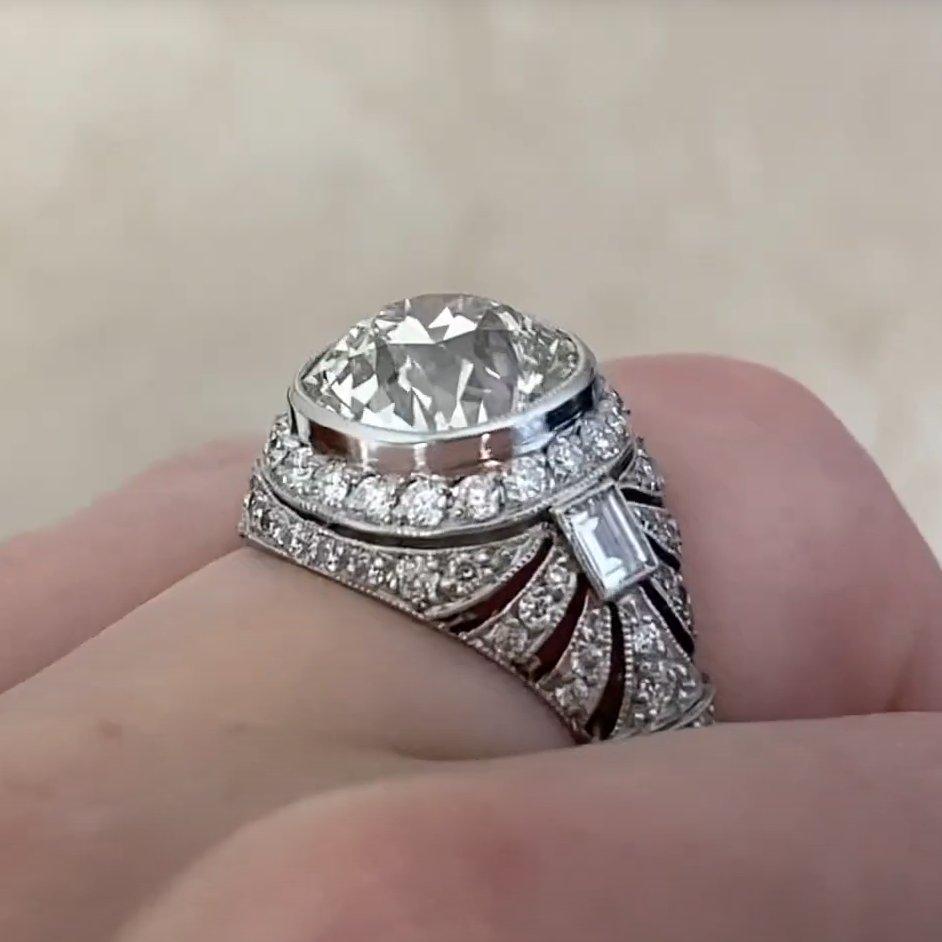 Bague de fiançailles ancienne sertie d'un halo de diamants taille coussin (environ 3.40 carats) Pour femmes en vente