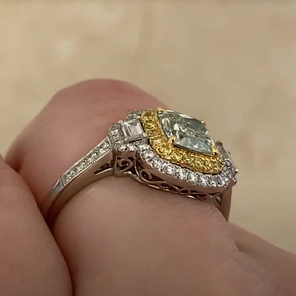 Taille coussin Bague de fiançailles fantaisie en platine avec diamant taille coussin (environ 1,10 carat, certifié GIA) en vente