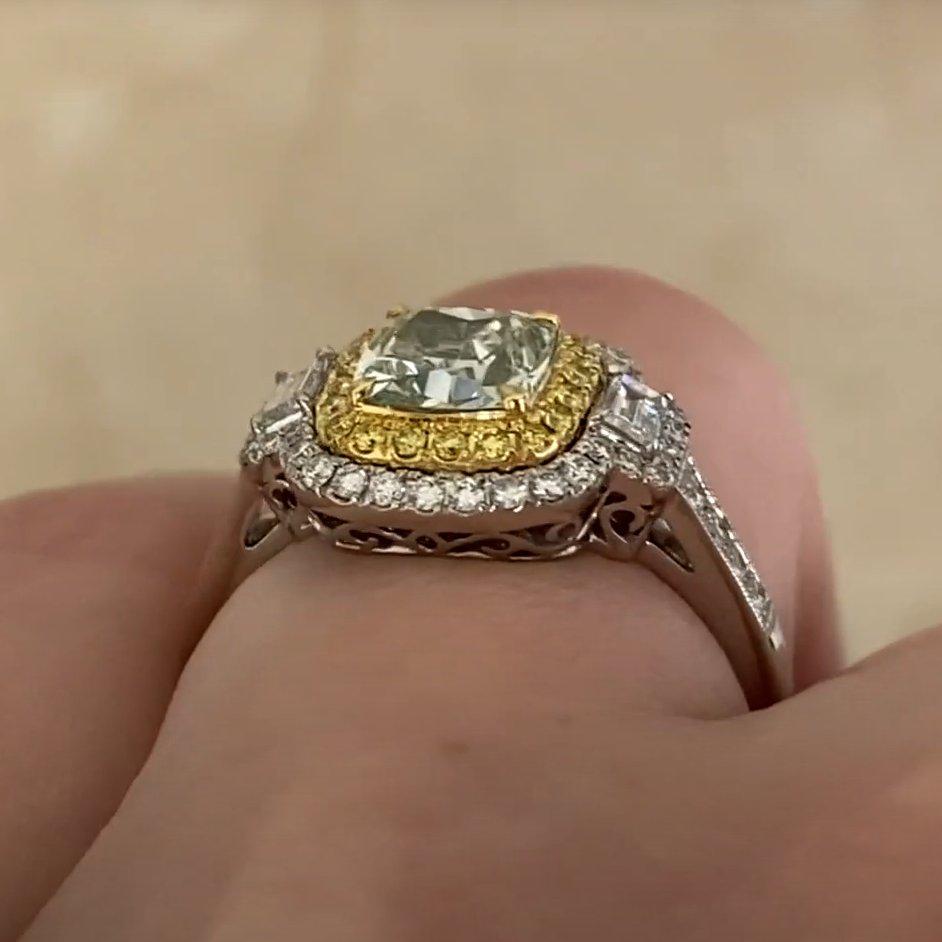 Bague de fiançailles fantaisie en platine avec diamant taille coussin (environ 1,10 carat, certifié GIA) Excellent état - En vente à New York, NY