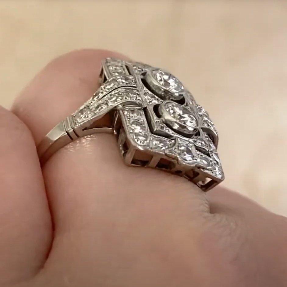 Taglio rotondo Anello di fidanzamento con diamante (circa 0,4 carati), colore I, diamante aureolato, platino in vendita