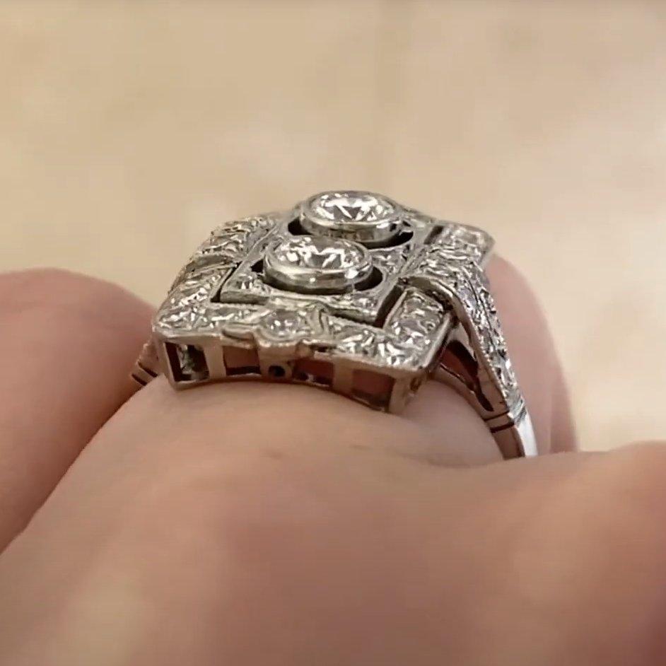 Anello di fidanzamento con diamante (circa 0,4 carati), colore I, diamante aureolato, platino In condizioni ottime in vendita a New York, NY