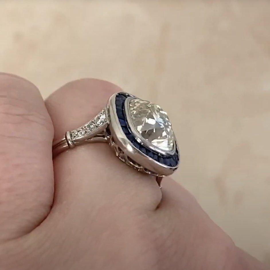 Taille coussin antique Bague de fiançailles ancienne sertie d'un halo de diamants taille coussin (environ 4,00 carats) en vente