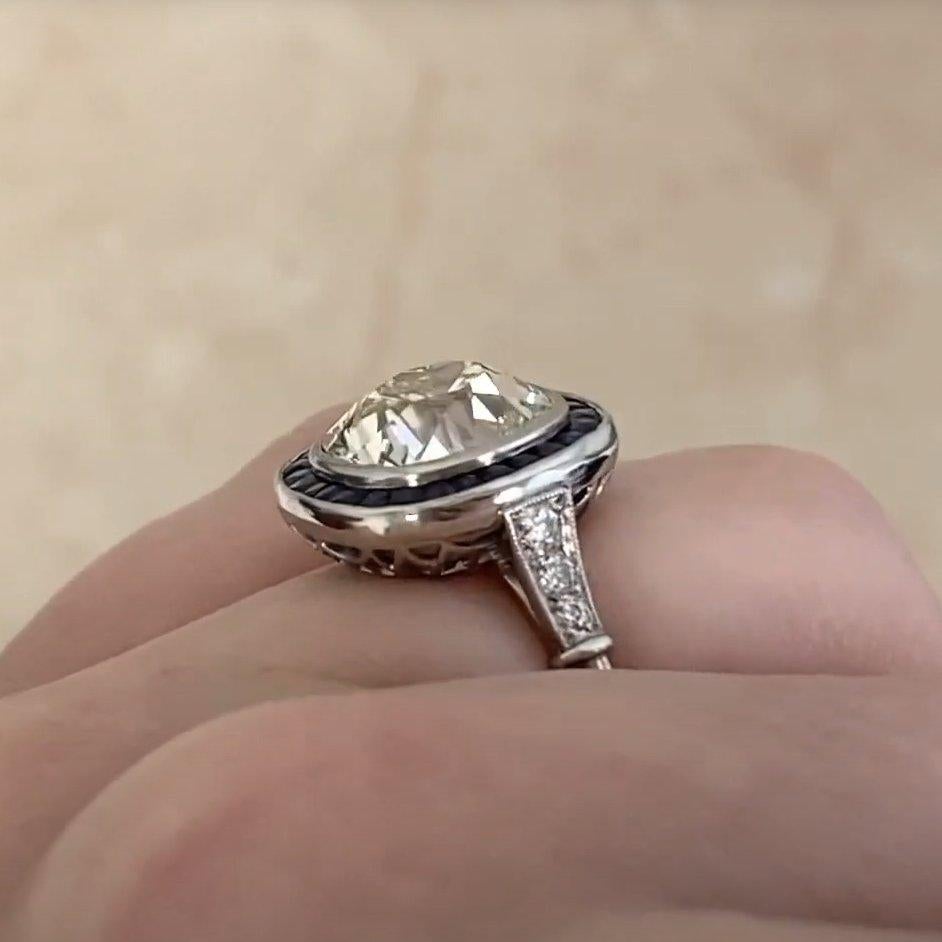 Bague de fiançailles ancienne sertie d'un halo de diamants taille coussin (environ 4,00 carats) Pour femmes en vente