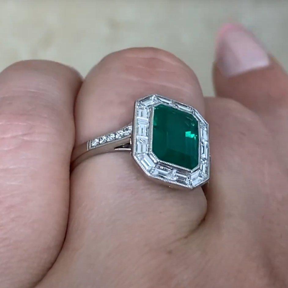 Taglio smeraldo Anello aureolato di fidanzamento con smeraldo dello Zambia (circa 2,20 carati), platino in vendita