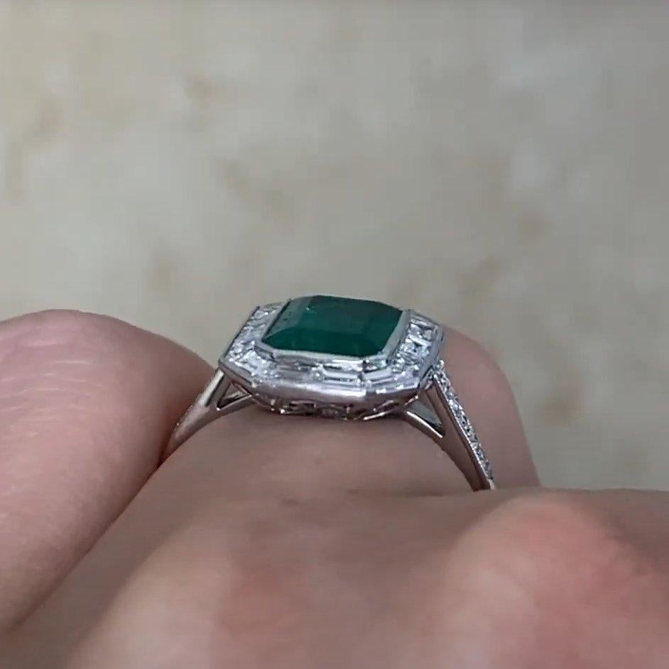 Anello aureolato di fidanzamento con smeraldo dello Zambia (circa 2,20 carati), platino In condizioni ottime in vendita a New York, NY
