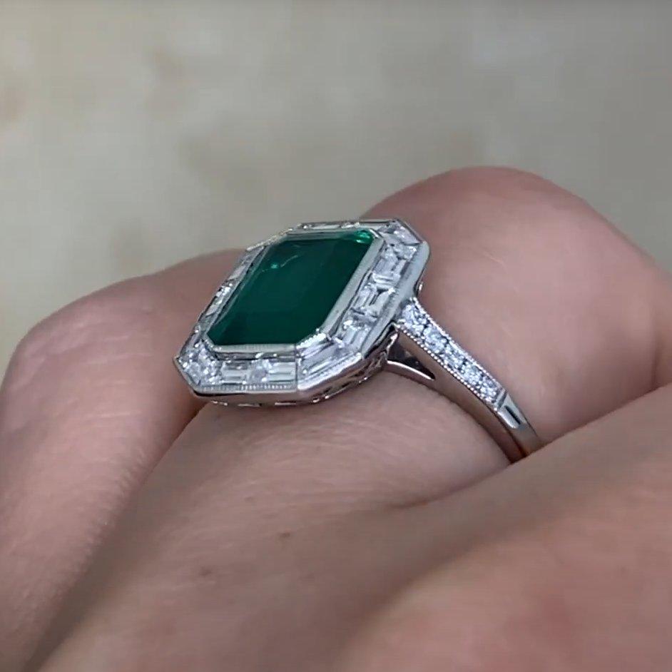 Donna Anello aureolato di fidanzamento con smeraldo dello Zambia (circa 2,20 carati), platino in vendita