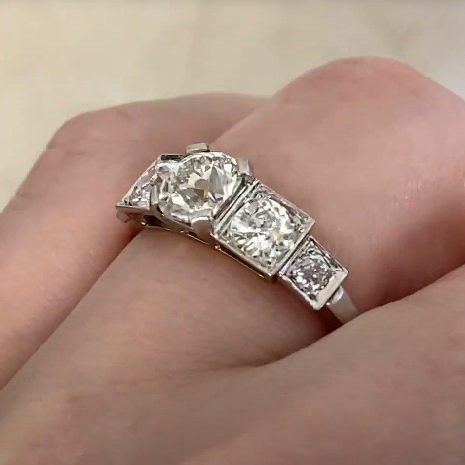Bague de fiançailles ancienne en platine avec diamants taille vieille mine (environ 0,80 carat) Excellent état - En vente à New York, NY