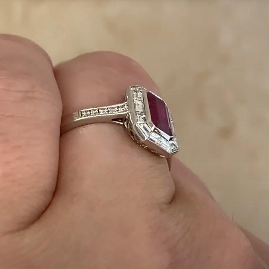 Taglio smeraldo Anello con diamante aureolato di fidanzamento con rubino taglio smeraldo (circa 1,20 carati), platino in vendita