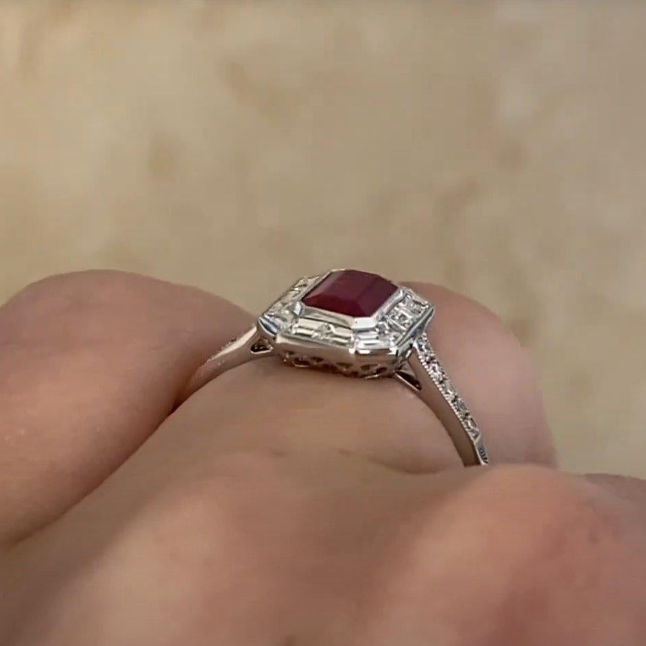 Anello con diamante aureolato di fidanzamento con rubino taglio smeraldo (circa 1,20 carati), platino In condizioni ottime in vendita a New York, NY