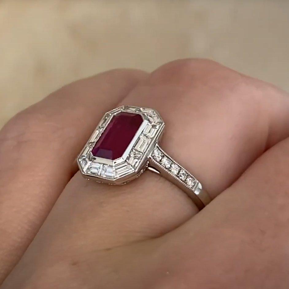 Donna Anello con diamante aureolato di fidanzamento con rubino taglio smeraldo (circa 1,20 carati), platino in vendita