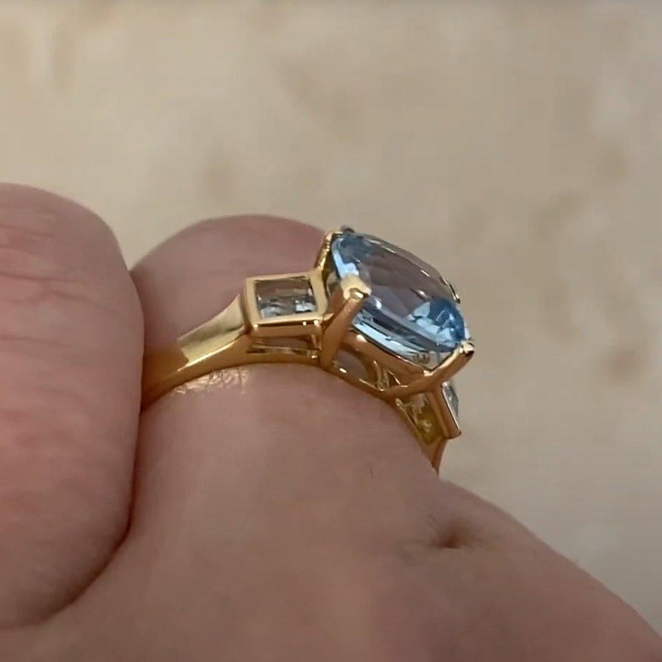 Taille coussin Bague de fiançailles en or jaune 18 carats avec aigue-marine taille coussin (environ 1,90 carat) en vente