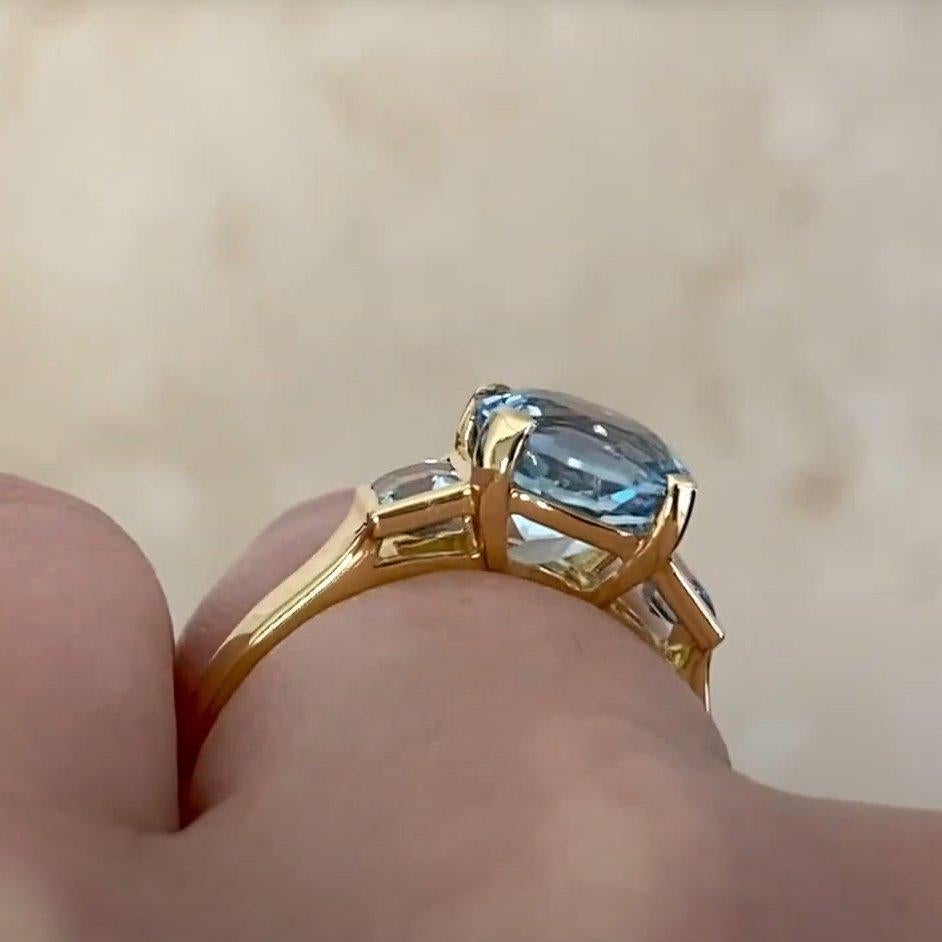 Bague de fiançailles en or jaune 18 carats avec aigue-marine de taille ronde (environ 1,9 carat) Excellent état - En vente à New York, NY