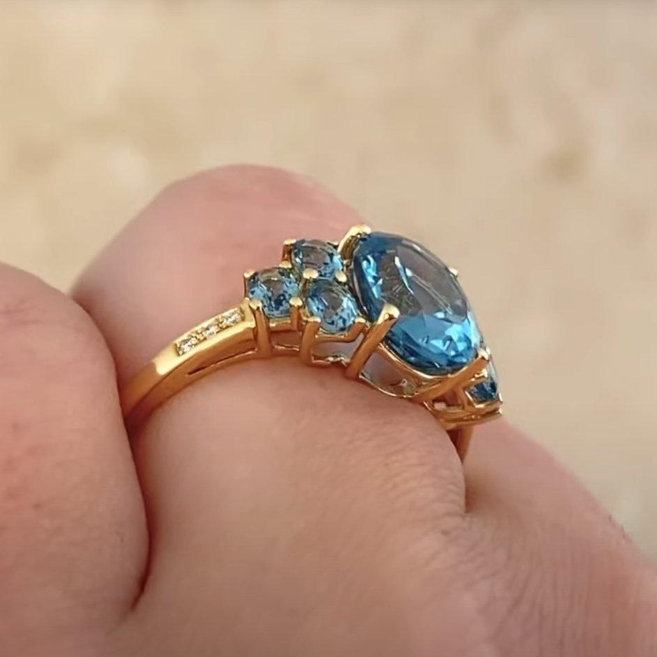 Taille ovale Bague cocktail en or jaune 18 carats avec topaze bleue de Londres de taille ovale (environ 4,30 carats) en vente