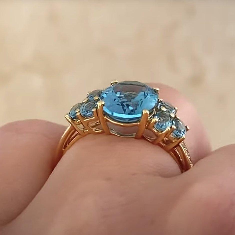 Bague cocktail en or jaune 18 carats avec topaze bleue de Londres de taille ovale (environ 4,30 carats) Excellent état - En vente à New York, NY