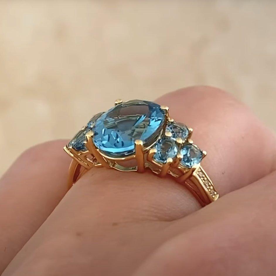 Bague cocktail en or jaune 18 carats avec topaze bleue de Londres de taille ovale (environ 4,30 carats) Pour femmes en vente