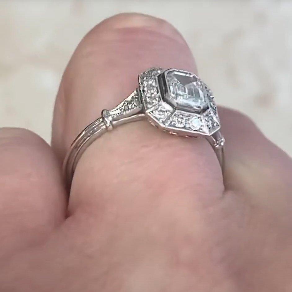 Taille émeraude Bague de fiançailles avec halo de diamants taille émeraude (GIA approx. 0,70 carats), platine en vente