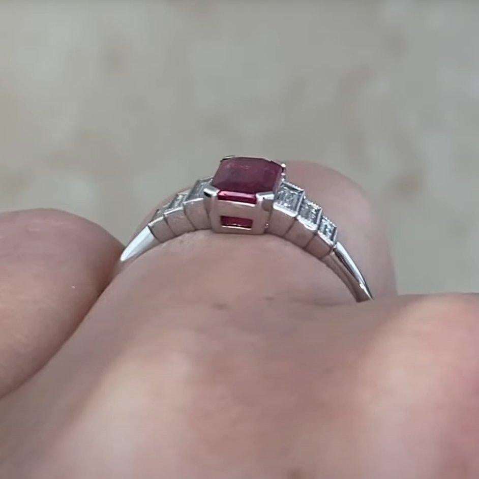 Bague de fiançailles en platine avec rubis naturel taille émeraude (environ 1,10 carat) Excellent état - En vente à New York, NY