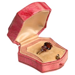Bague en or jaune 18 carats, grenat taille ovale et diamants (environ 4,30 carats)