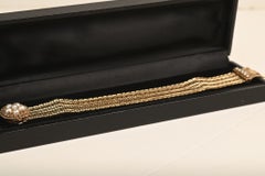 Vintage 14K Gelbgold Charm-Armband. Churdan mit Perlen und Diamanten im Halo-Stil sowie Quasten